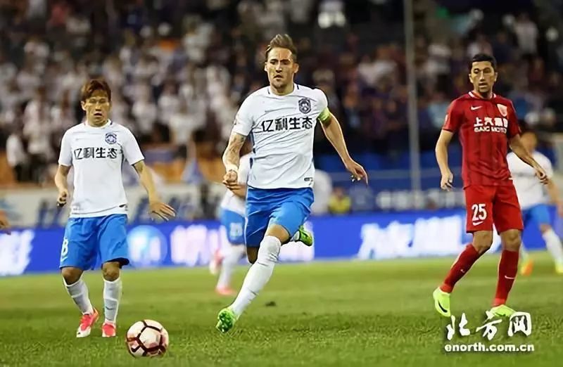 天津泰达球迷热情欢庆欧冠决赛胜利 天津泰达球迷热情欢庆欧冠决赛胜利