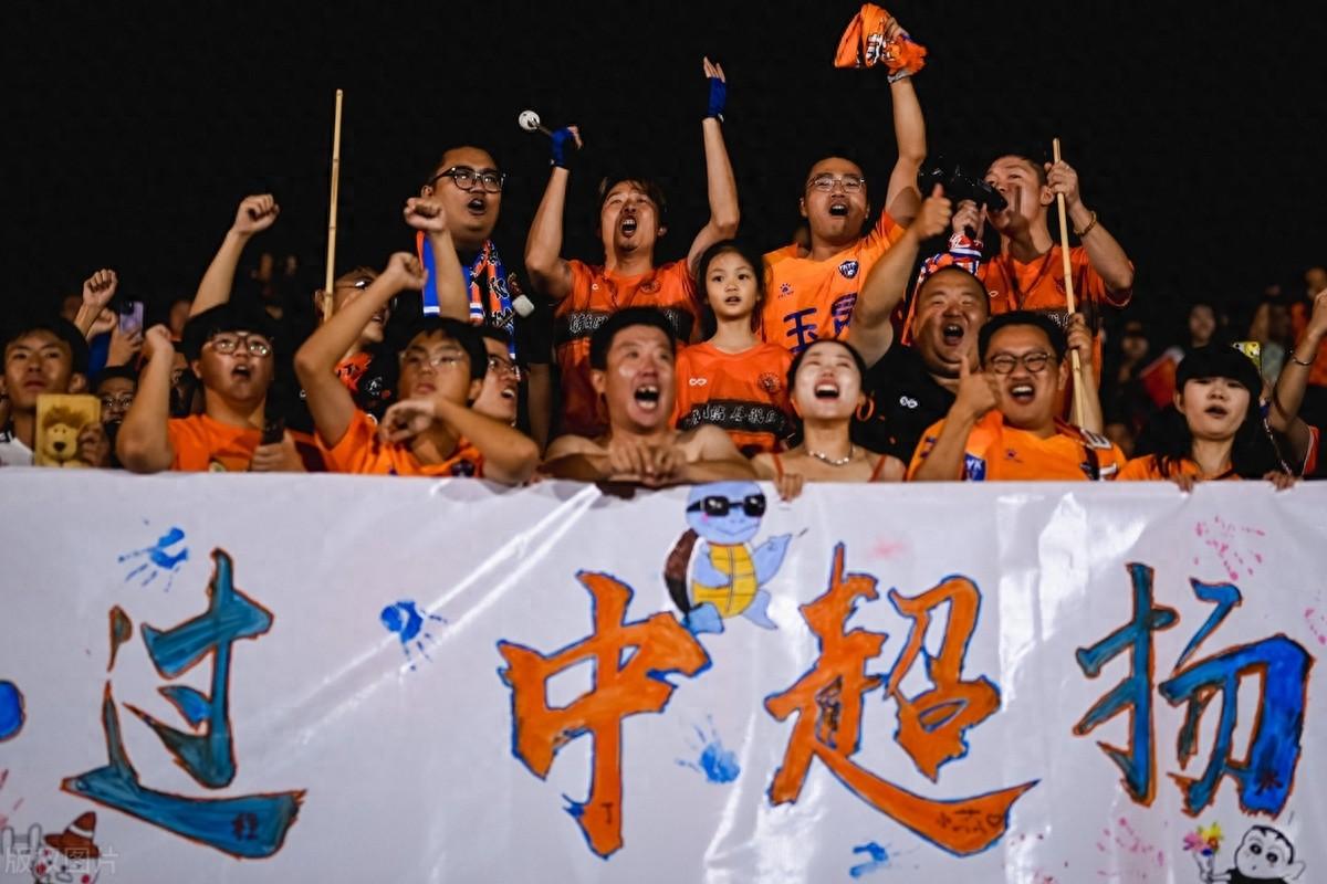 庆祝冠军产生,球迷狂欢现场的简单介绍 庆祝冠军产生,球迷狂欢现场的简单介绍